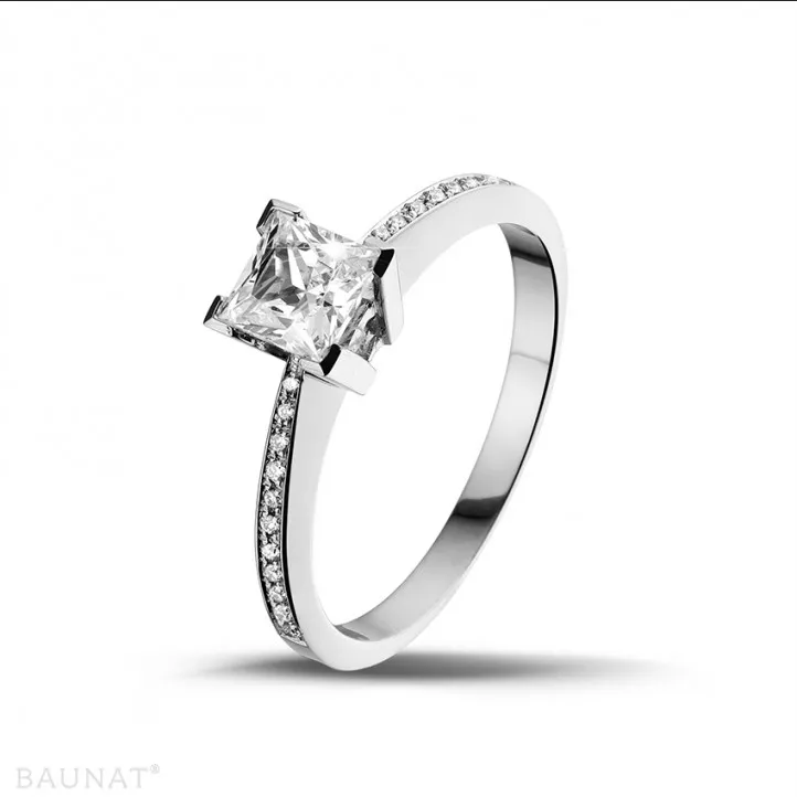 0.70 quilates anillo solitario en platino con diamante talla princesa y diamantes laterales 