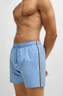 Bañador con forro integral y raya de la marca