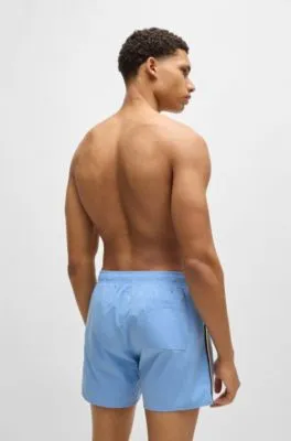 Bañador con forro integral y raya de la marca