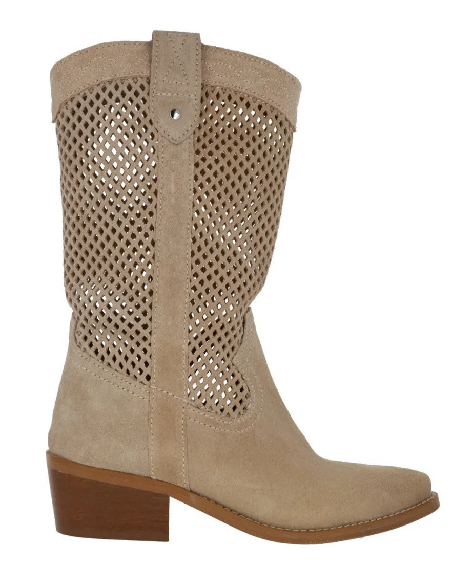 Botas camperas de serraje con calados para mujer