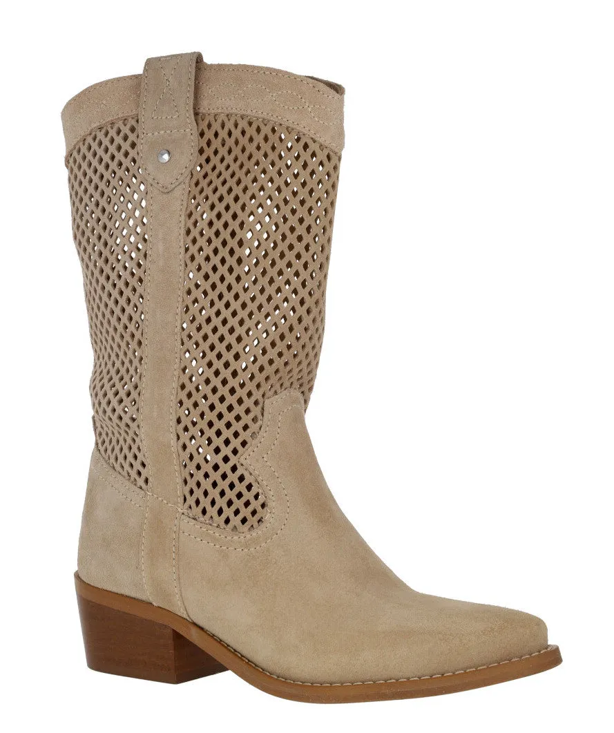 Botas camperas de serraje con calados para mujer