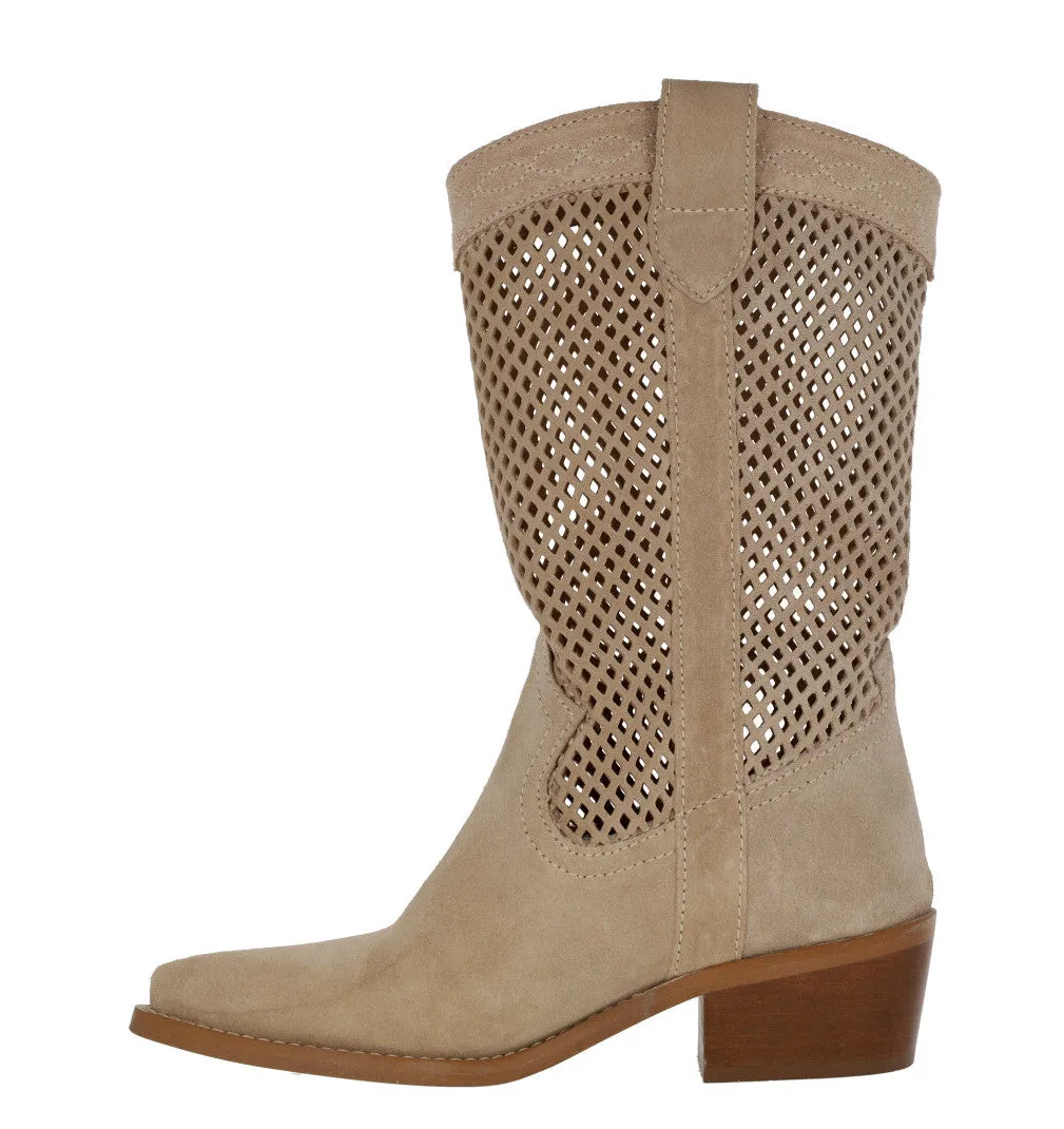 Botas camperas de serraje con calados para mujer