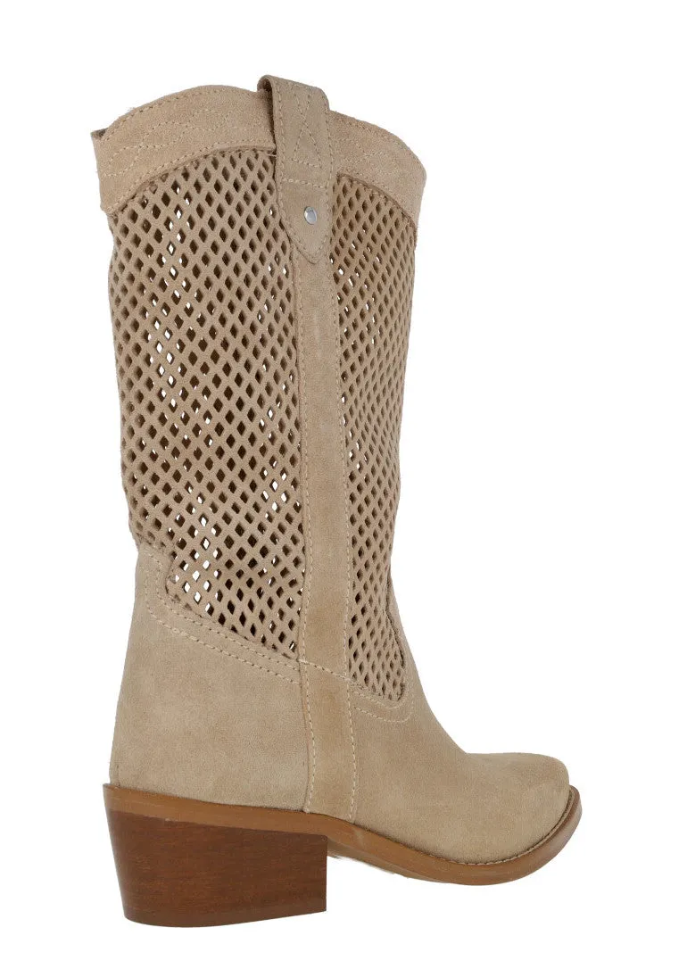 Botas camperas de serraje con calados para mujer