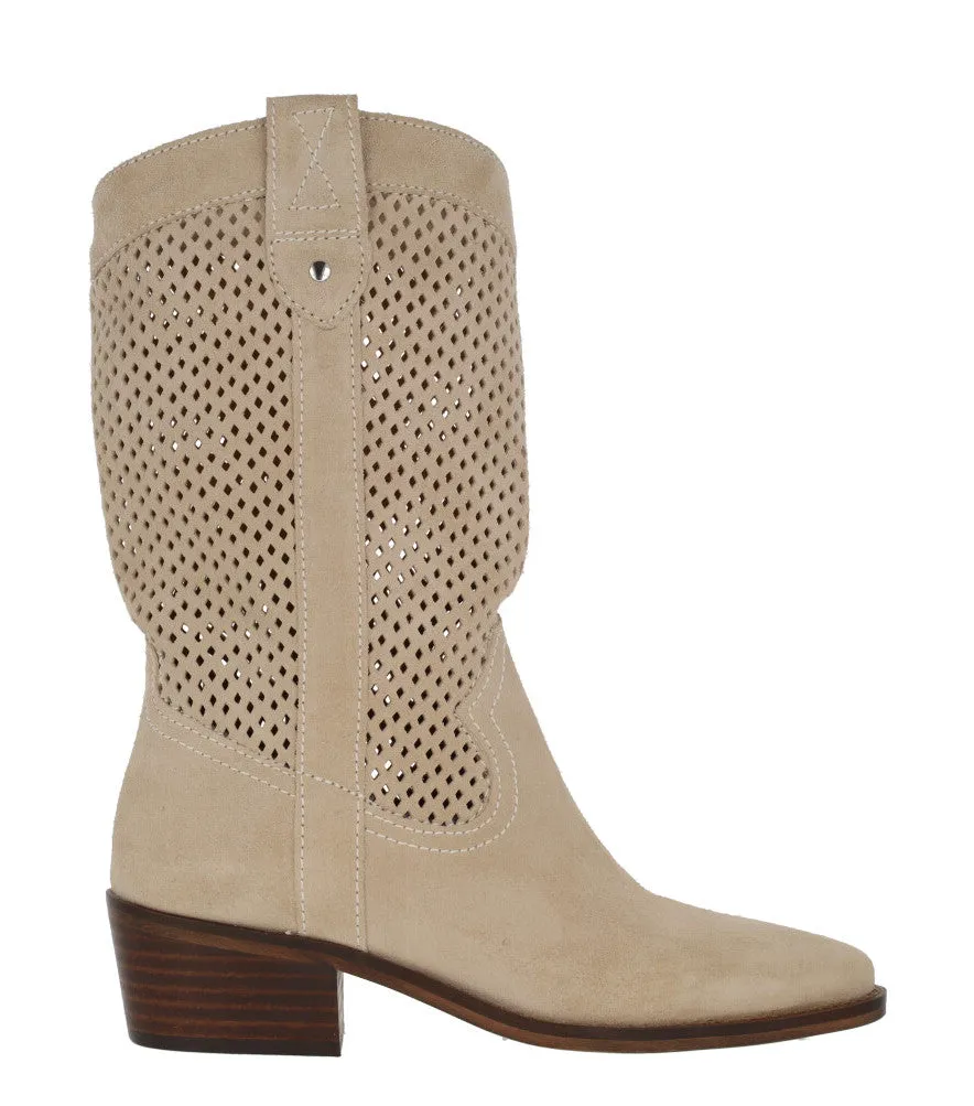 Botas camperas de serraje con calados para mujer