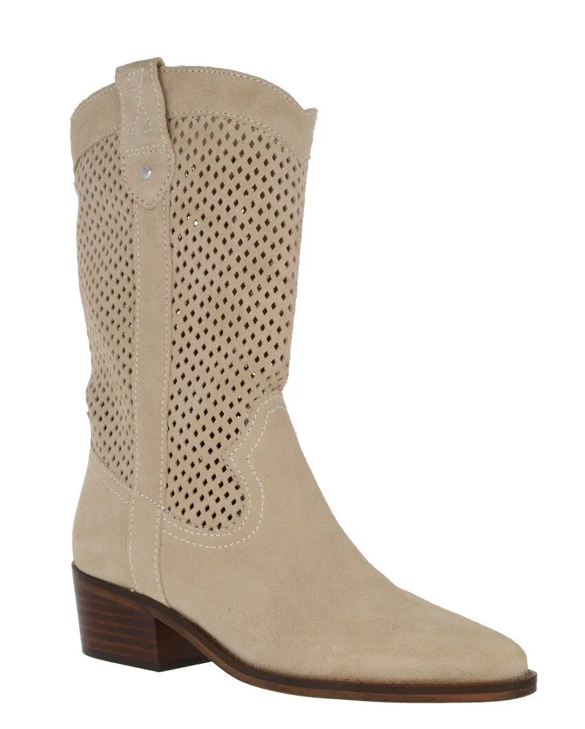 Botas camperas de serraje con calados para mujer