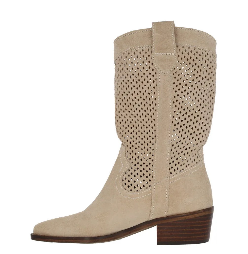 Botas camperas de serraje con calados para mujer