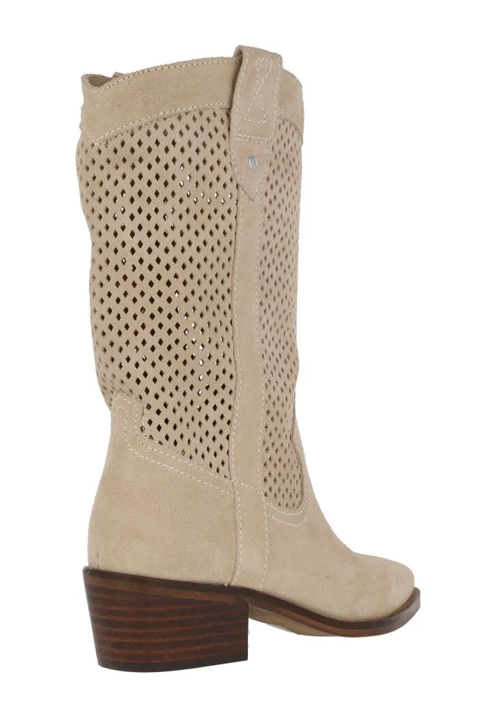 Botas camperas de serraje con calados para mujer
