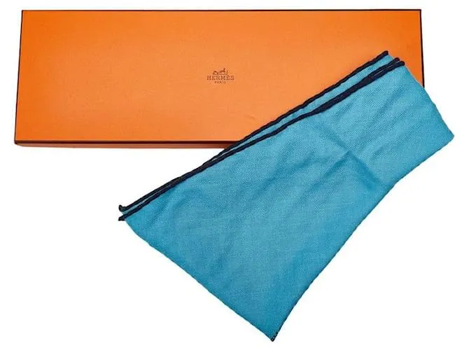 Bufanda de cachemira y seda de Hermès 110cm x 37cm Rosanji en excelente estado Azul 