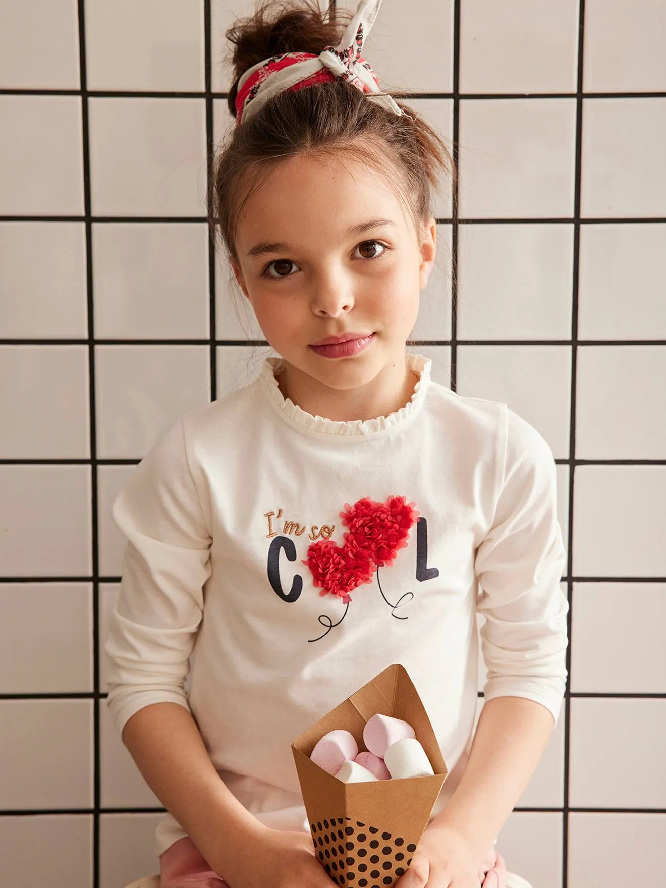 CAMISETA CON MOTIVO FANTASíA Y DETALLES DE FRUFRú OEKOTEX®, PARA NIñA