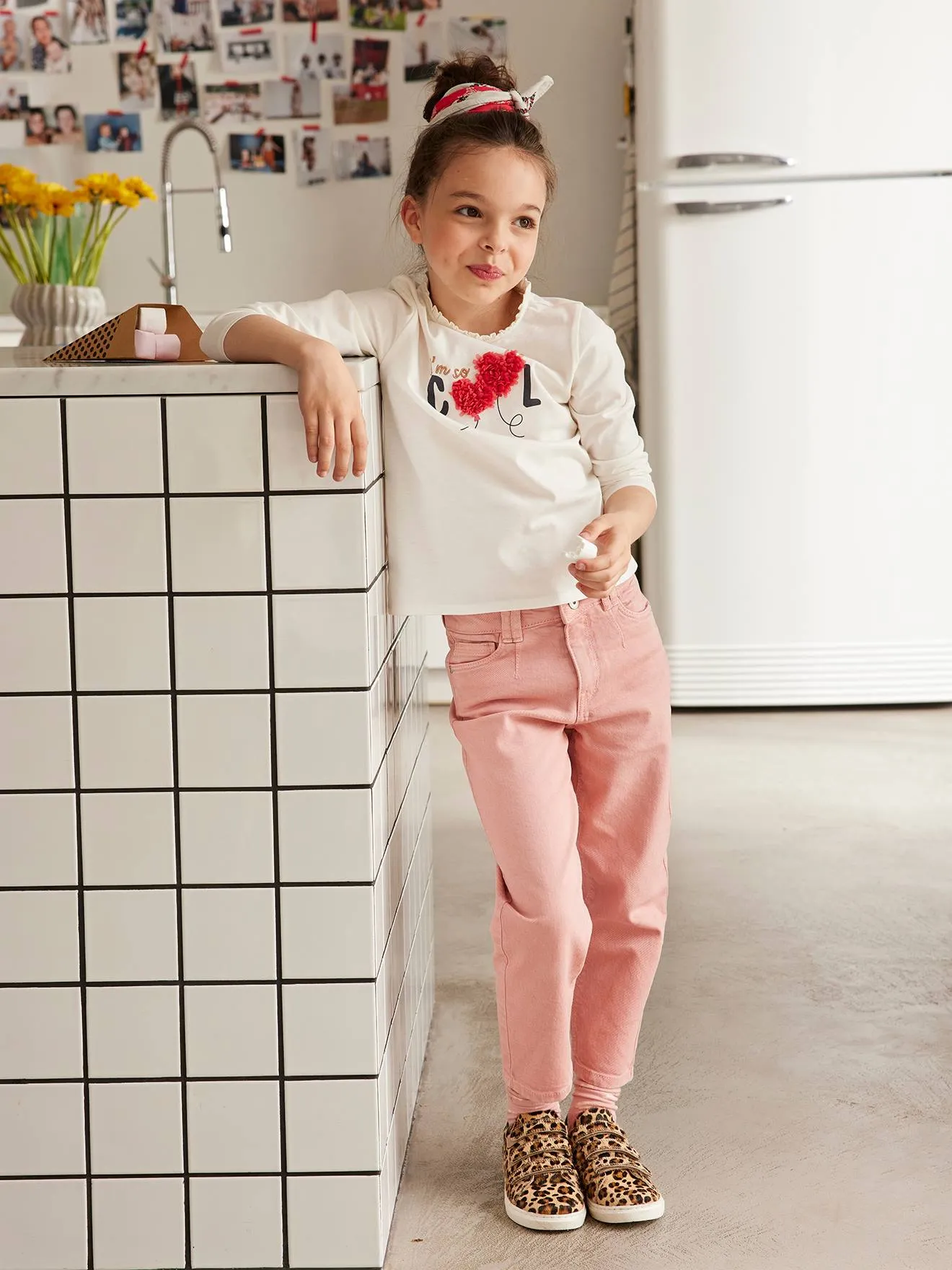 CAMISETA CON MOTIVO FANTASíA Y DETALLES DE FRUFRú OEKOTEX®, PARA NIñA