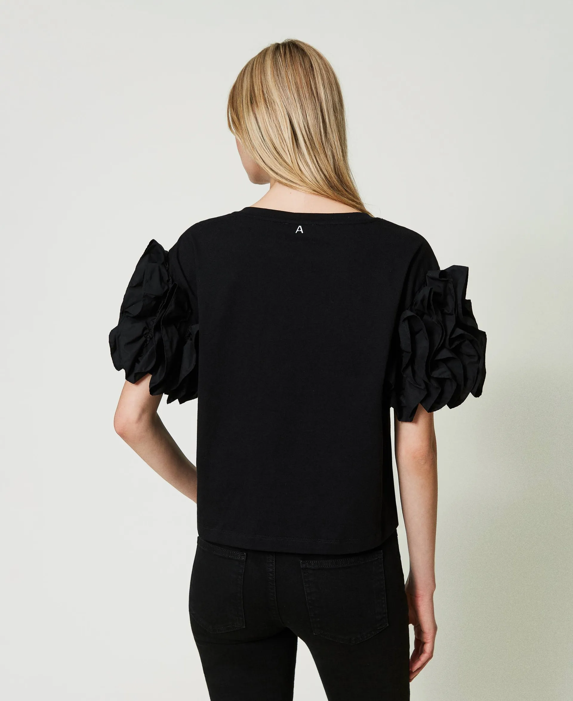 Camiseta con volante de popelina