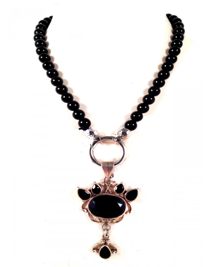 COLLAR PIEDRAS NATURAL ONIX CON COLGANTE  DE ONIX Y PLATA: MEDIDAS: LARGO DEL COLLAR 50CM, COLGANTE 4CM DIAMETRO