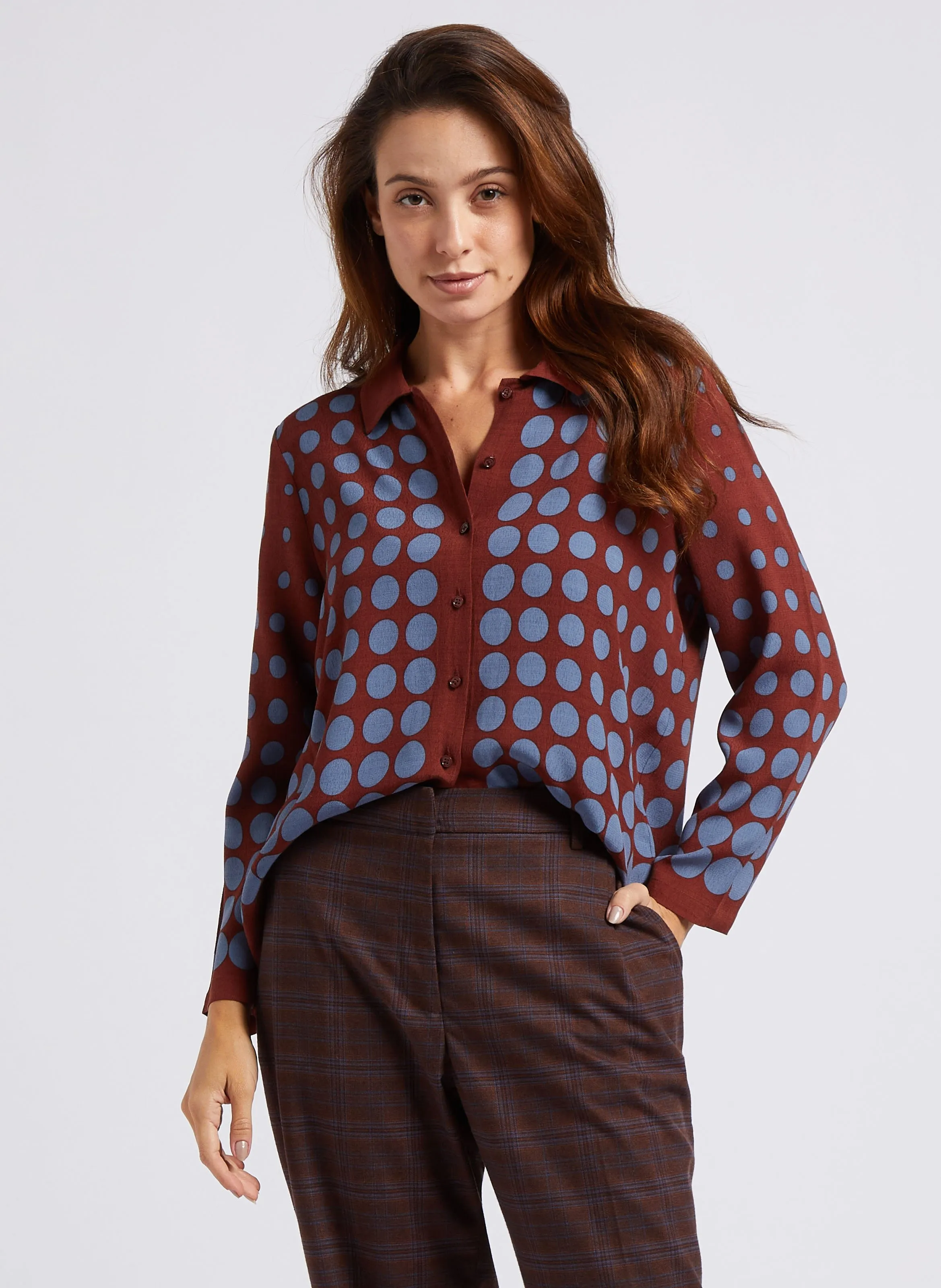 NICE THINGS Camisa clásica estampada en crepé en marron