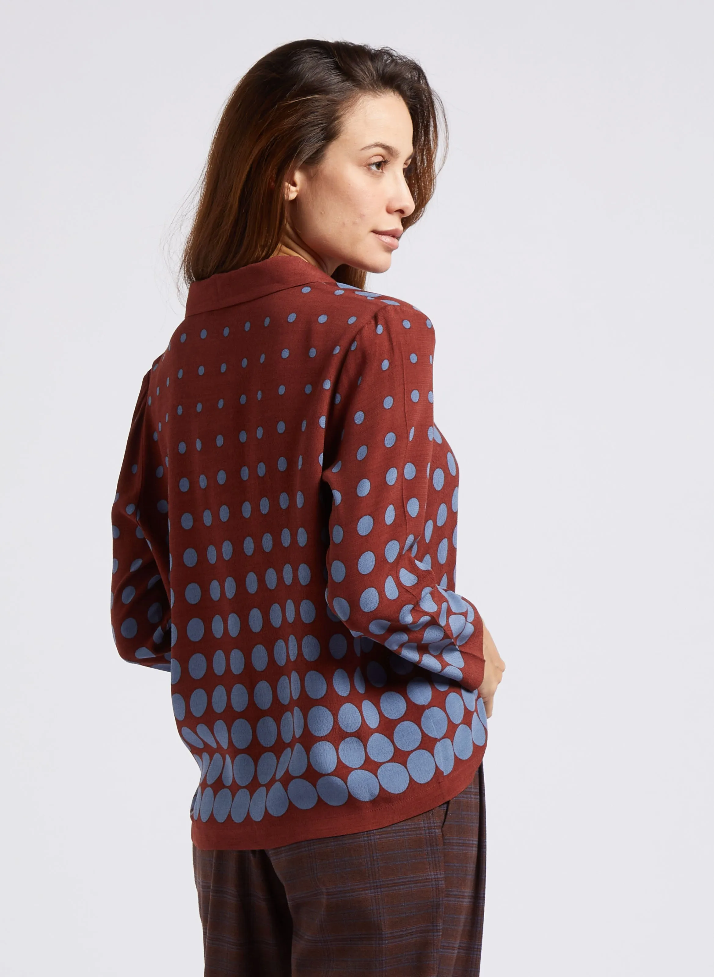 NICE THINGS Camisa clásica estampada en crepé en marron