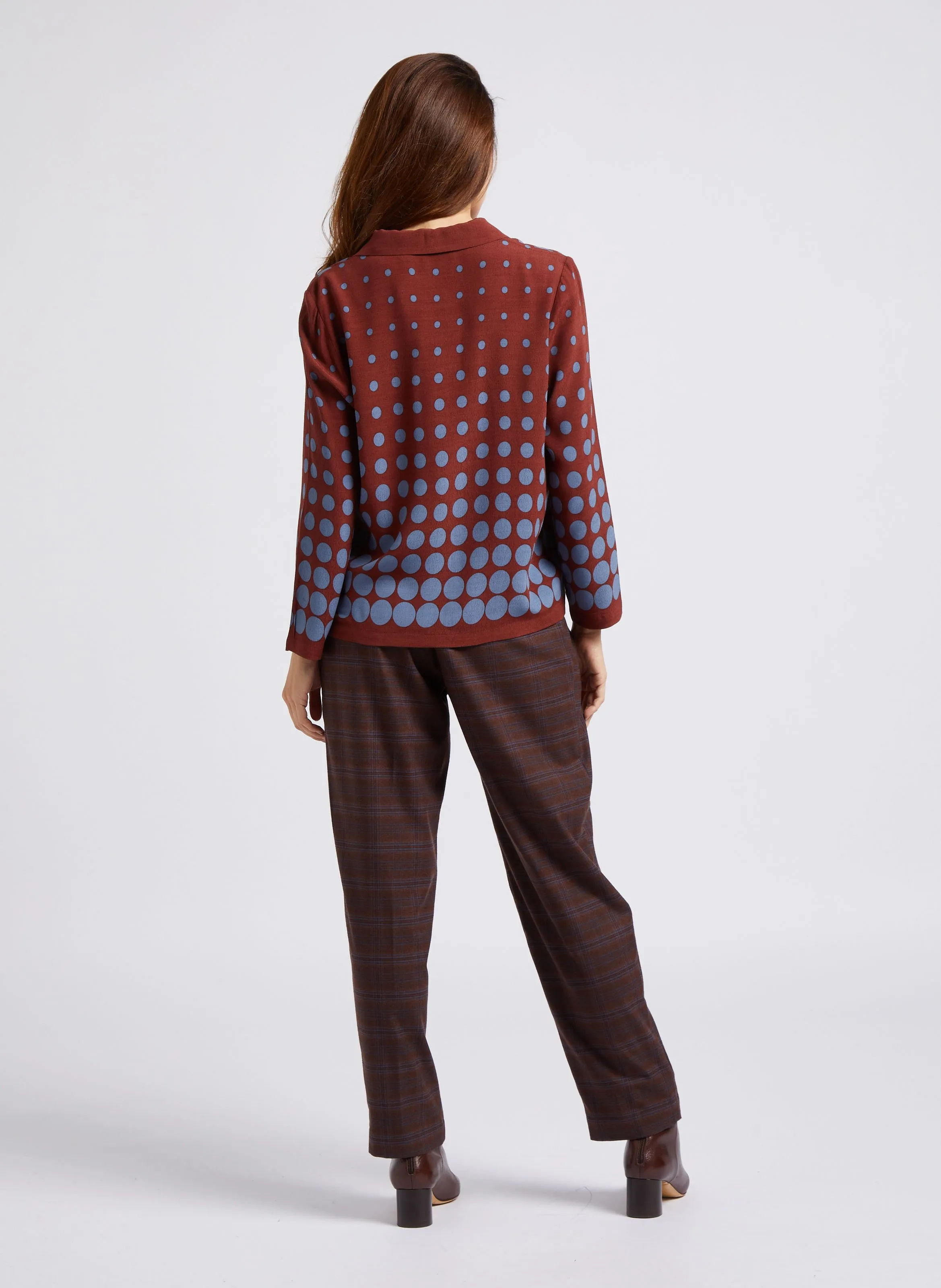 NICE THINGS Camisa clásica estampada en crepé en marron