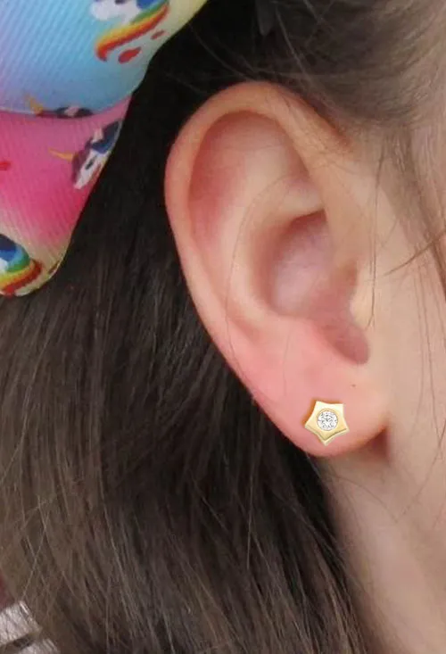 Pendientes oro amarillo forma estrella con circonita