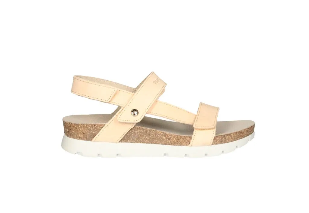 Sandalia Nobuck Beige Velcro Tres Tiras Piso Blanco