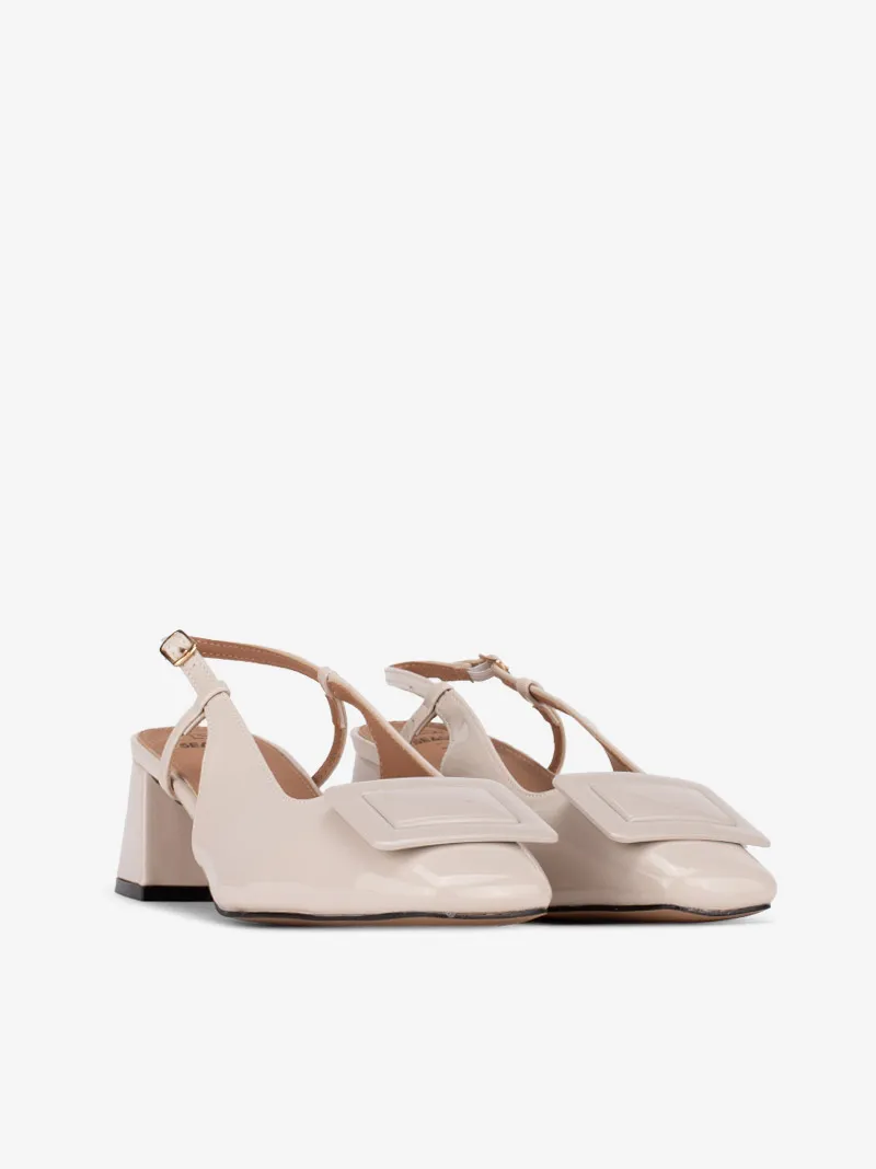 SAPATO SLING BACK DE TACÃO EM VERNIZ COM APLICAÇÃO