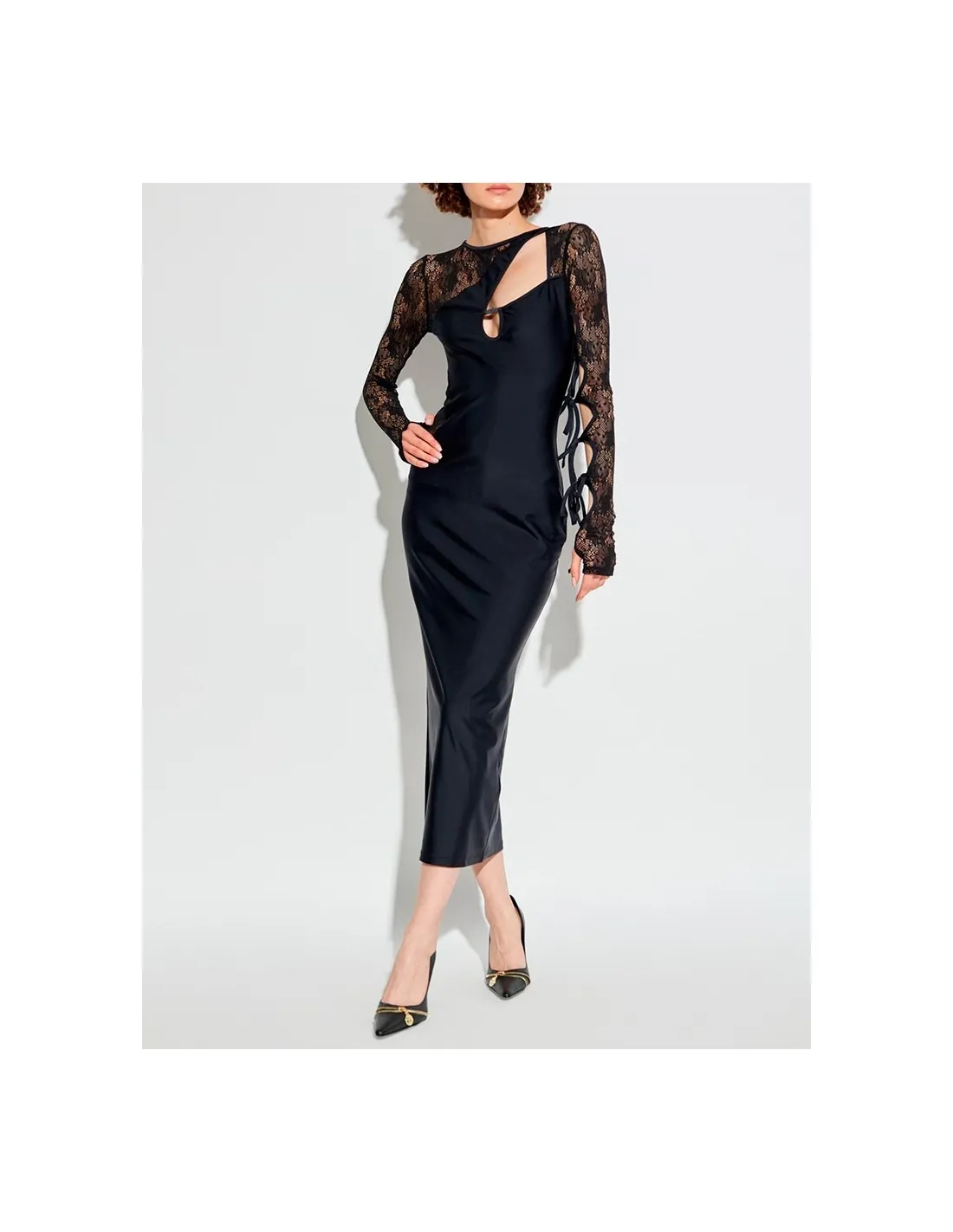 Vestido negro de encaje con aberturas asimétricas
