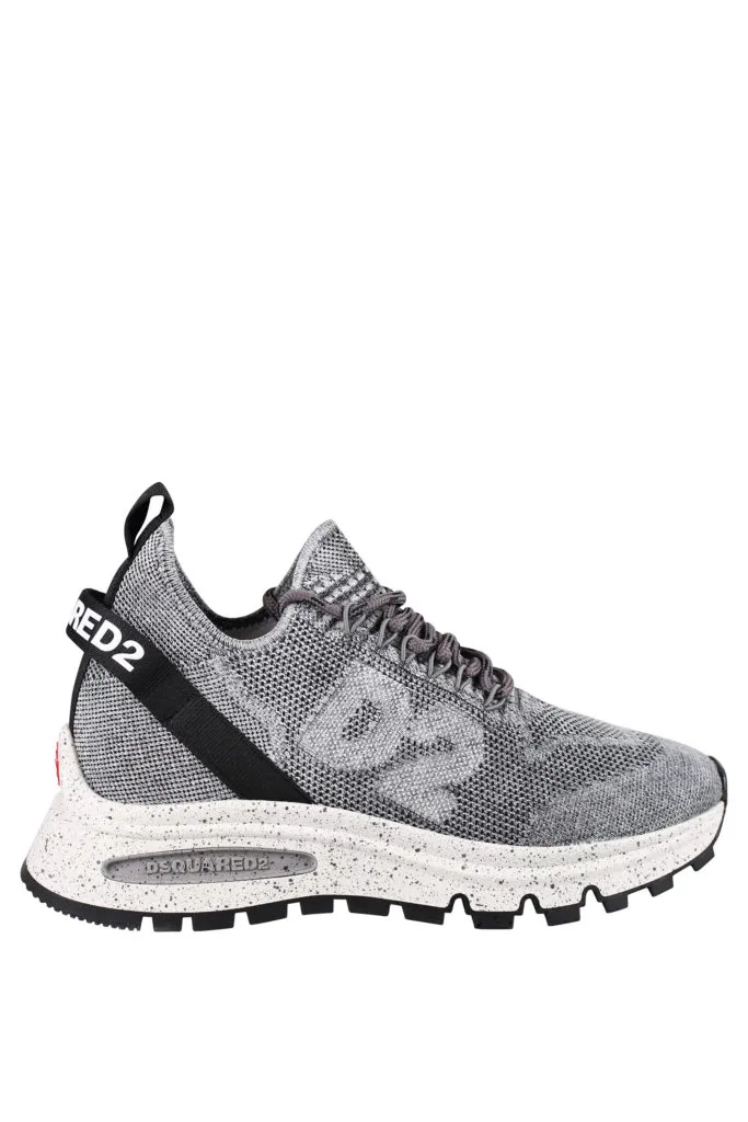 Zapatillas grises con logo pequeño blanco y 