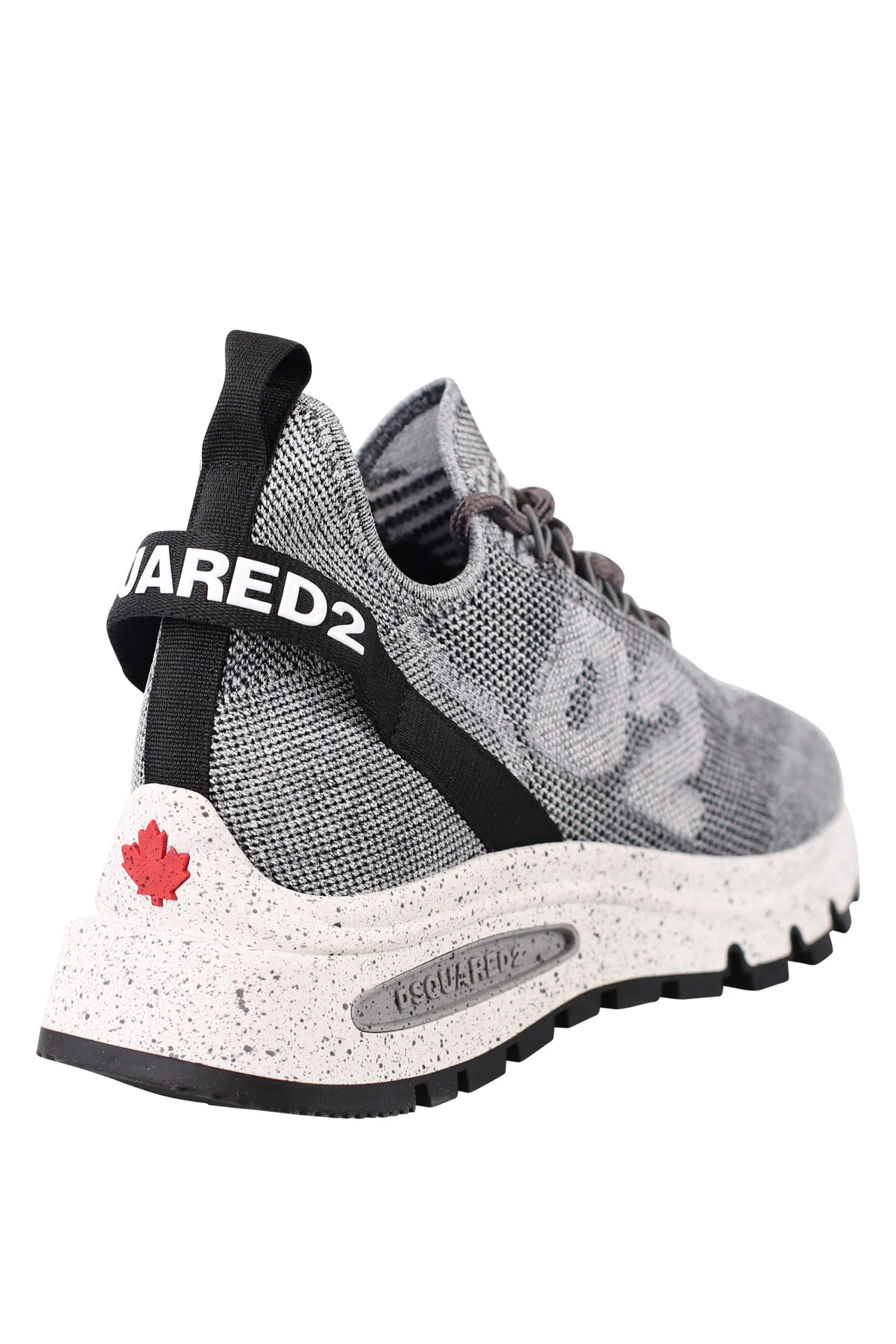 Zapatillas grises con logo pequeño blanco y 